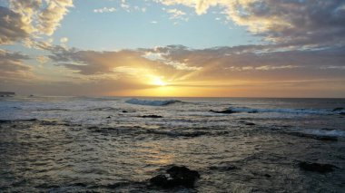 Denizin üzerinde güzel bir gün batımı