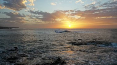 Denizin üzerinde güzel bir gün batımı
