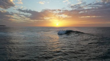Denizin üzerinde güzel bir gün batımı