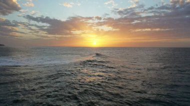 Denizin üzerinde güzel bir gün batımı