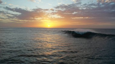 Denizin üzerinde güzel bir gün batımı.