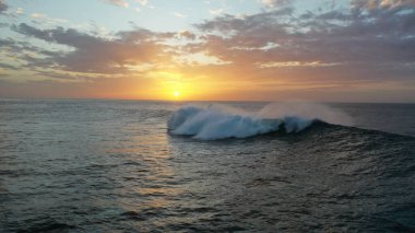 Denizin üzerinde güzel bir gün batımı