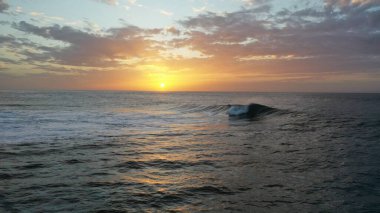 Denizin üzerinde güzel bir gün batımı