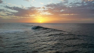 Denizin üzerinde güzel bir gün batımı