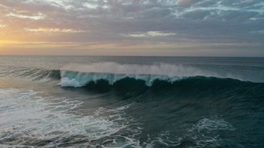 Denizin üzerinde güzel bir gün batımı