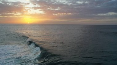 Denizin üzerinde güzel bir gün batımı