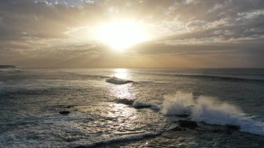 Denizin üzerinde güzel bir gün batımı