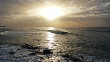 Denizin üzerinde güzel bir gün batımı