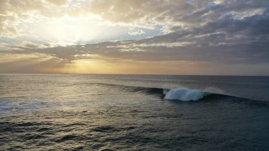 Denizin üzerinde güzel bir gün batımı