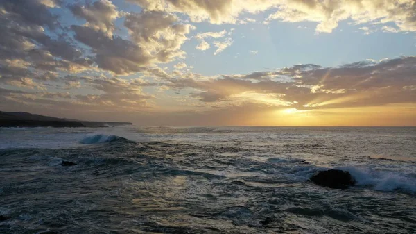 Denizin üzerinde güzel bir gün doğumu