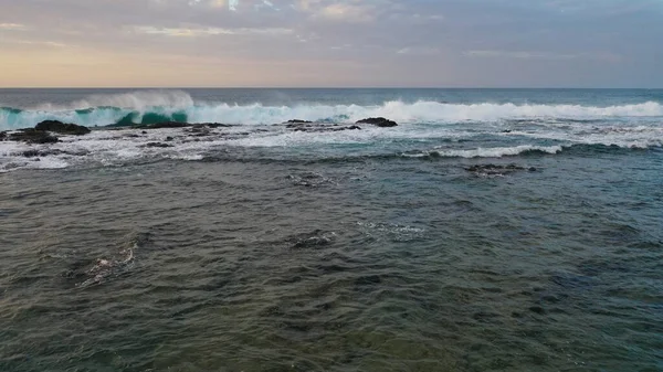 Kanarya adasındaki Atlantik Okyanusu 'ndaki dalgalar