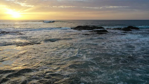 Denizde gün batımı Dalgalar ve güneşle