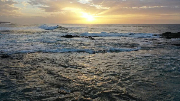 Denizin üzerinde güzel bir gün batımı
