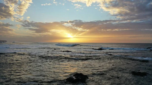 Denizin üzerinde güzel bir gün batımı