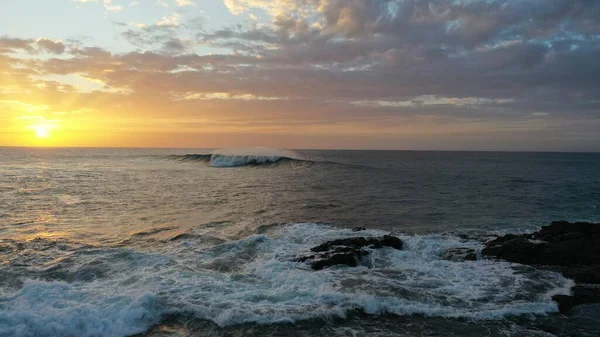 Denizin üzerinde güzel bir gün batımı