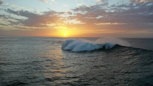 Denizin üzerinde güzel bir gün batımı