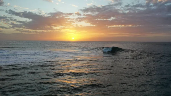 Denizin üzerinde güzel bir gün batımı
