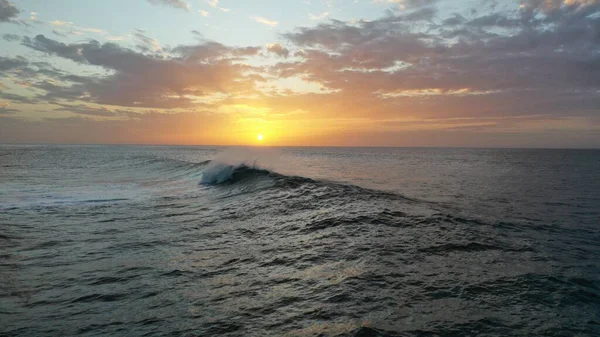 Denizin üzerinde güzel bir gün batımı