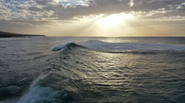 Denizin üzerinde güzel bir gün batımı