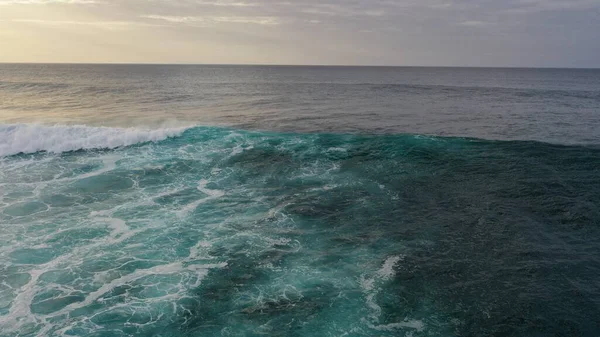 Sahildeki okyanus dalgalarının havadan görünüşü.
