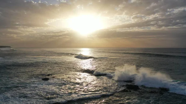 Denizin üzerinde güzel bir gün batımı