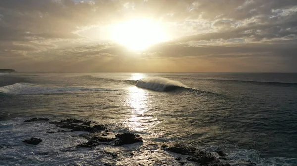 Denizin üzerinde güzel bir gün batımı