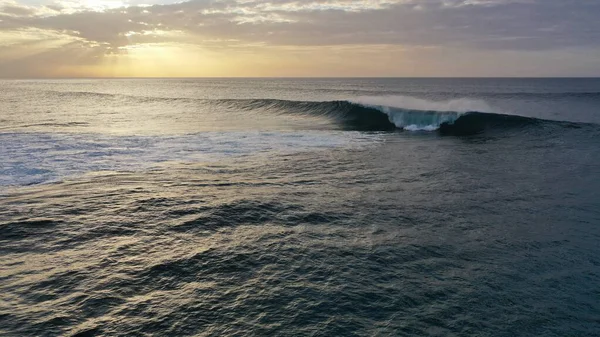 Deniz kıyısında dalgalar