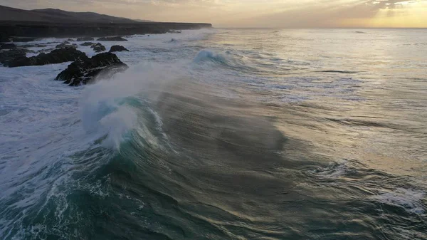 Sahildeki deniz dalgaları