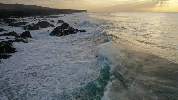 Denizin üzerinde güzel bir gün batımı