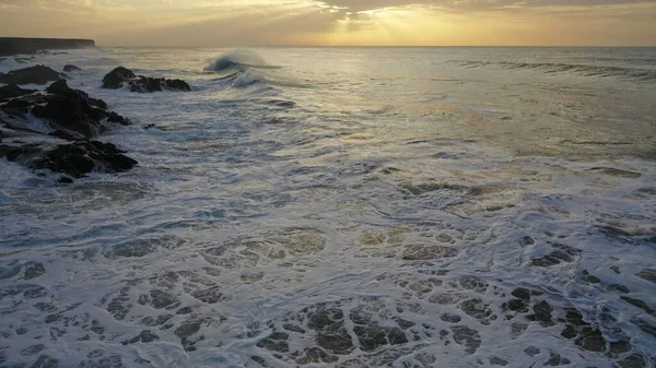 Dalgalar kayalara çarpıyor.