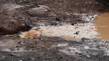 Çamurlu çamurlu yoldan sonra çamurlu çamur.