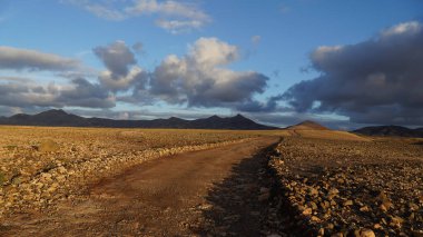 Dağın üstünde güzel bir gün batımı