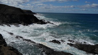 Dağlarda güzel bir deniz manzarası