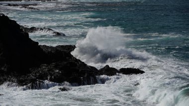 Atlantik okyanusunda dalgalar ve köpük