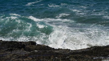 Deniz kıyısında dalgalar