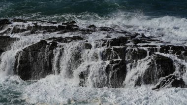 Kara sahilde dalgalar