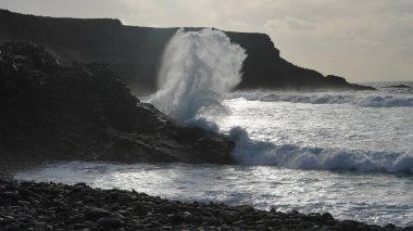 Denizin dalgaları, İsrail 'in kuzeyindeki Akdeniz kıyıları.