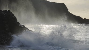 Güzel gün batımı ve dalgalar okyanusta.