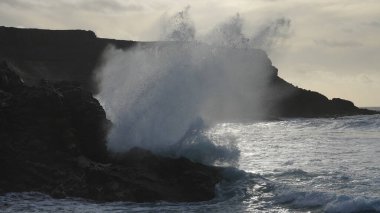 Atlantik dalgaları üzerinde fırtına bulutları