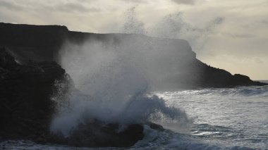 Dalgalar kayalıklara çarpıyor