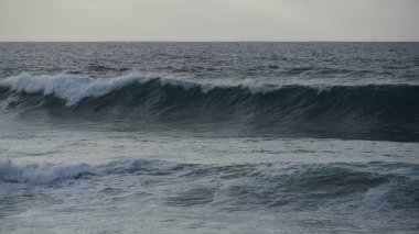 Sahilde büyük dalgalar kopuyor.