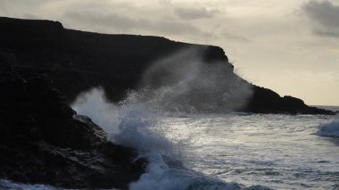 Dalgalar sahile çarpıyor.