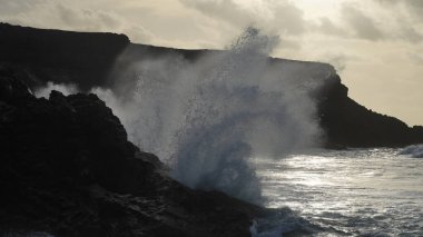Sahilde gün batımında güzel deniz dalgaları.