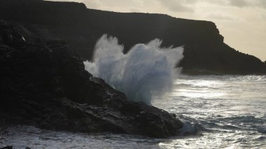 Dalgalar Atlantik Okyanusu 'nun kayalık sahillerinde kırılıyor..