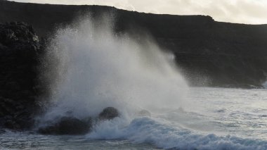 Karadeniz denizi, dalgalar kıyıda..