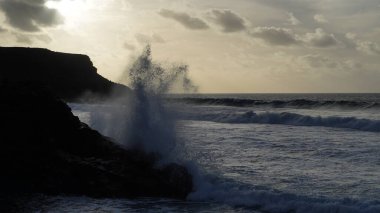 Dalgalar çökmesini karşı kayalık plaj