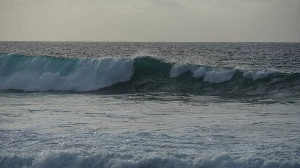 Okyanus dalgalar kumsalda çökmesini