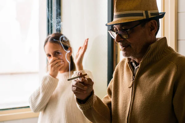 Starší Běloch Popředí Kouří Cigaretu Nevšímavou Nepohodlí Které Kouř Způsobuje Royalty Free Stock Obrázky