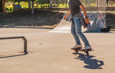 Kaykay parkında kaykay yapan tanınmamış bir çocuk.