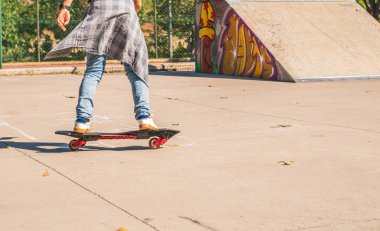 Kaykay parkında kaykay yapan tanınmamış bir çocuk.